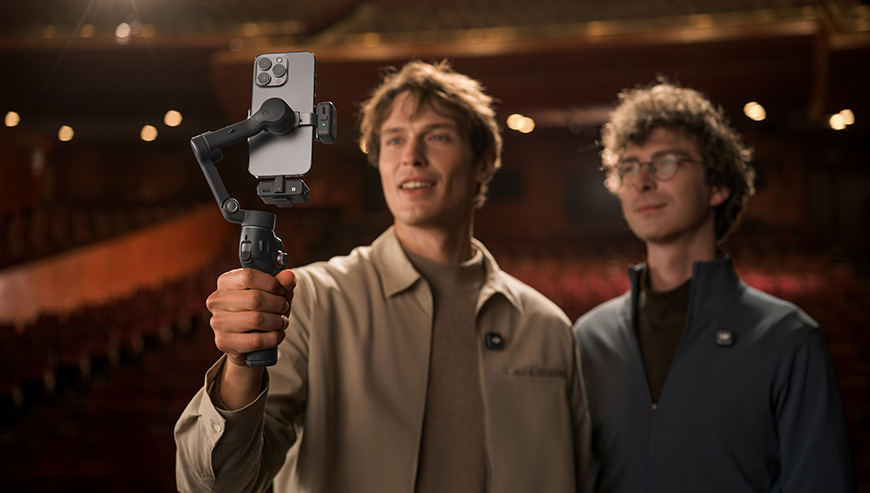 System mikrofonów bezprzewodowych DJI Mic 3 2 TX + 2 RX + Etui ładujące czarny grafika przedstawia dwóch mężczyzn nagrywających wideo telefonem